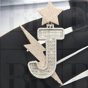 Colgante con letra inicial J, dije con letra baguette de moissanita VVS, enganche de estrella, colgante con símbolo de perno, dije de hip hop, plata 925, oro de 14 k de dos tonos