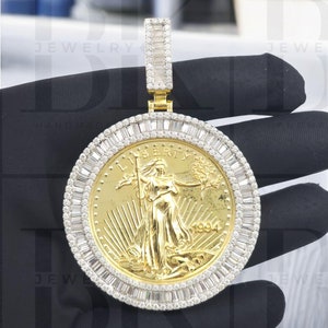 Colgante de círculo de baguette, colgante Liberty de diamante de moissanita, colgante de moneda, plata de ley 925, acabado en oro amarillo de 14 quilates, regalo de cumpleaños para él