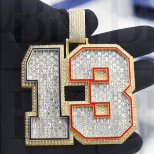 Colgante personalizado con número 13, colgante baguette de moissanita VVS, colgante de hip hop, colgante helado, regalo de cumpleaños para él, oro amarillo de 14 quilates