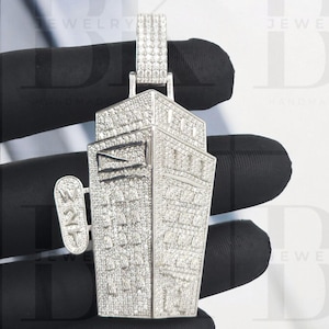 Colgante de edificio completamente helado, colgante VVS Moissanite Men, carta personalizada, colgante de diseño 3D, colgante de hip hop, FN de oro blanco de 14 k, regalarle