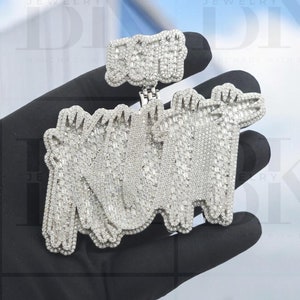 Colgante con nombre de moissanita auténtica en talla baguette, colgante con letra de fuente personalizada, letra helada, plata 925, acabado en oro blanco de 14 quilates, prueba positiva
