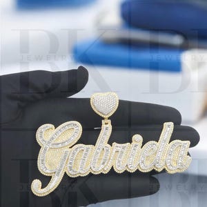 Colgante de letra de doble capa de moissanita VVS, nombre personalizado, fuente cursiva, trébol, plata 925, acabado en oro de 14 quilates, idea de regalo de Navidad, parte posterior sólida