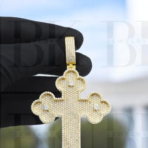 VVS Moissanit Korshänge: Iced Out 925 Silver, 14K Guldfinish