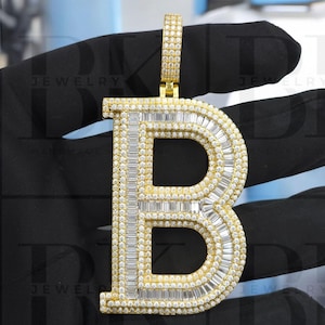 Colgante con letra B en forma de baguette helada, colgante con letra inicial de diamante de moissanita VVS, alfabeto personalizado, plata 925, acabado en oro amarillo de 14 k