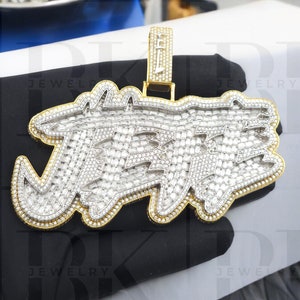 Colgante JEFE de moissanita VVS, colgante con letra baguette helada, colgante de rapero, diseño personalizado, plata 925, acabado en oro amarillo de 14 quilates, regalo para él