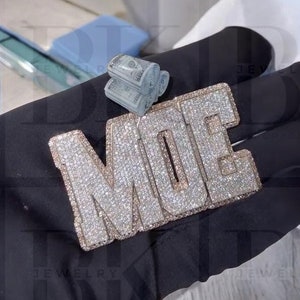 Pingente de 3 letras Iced Out, pingente de nome personalizado de moissanita VVS, fiança de dinheiro de esmalte, acabamento em ouro bicolor 14K, presente de Natal para ele