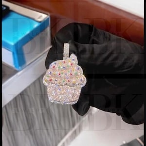 Wisiorek Iced Out Cup Cake, Emaliowany Cup Cake, Prawdziwy Moissanite Męski Wisiorek, Wykończenie z 14-karatowego białego złota, Srebro próby 925, Prezent urodzinowy dla niego