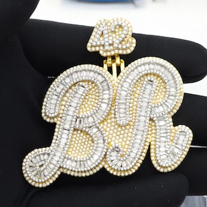 Colgante Baguette de dos letras, colgante de doble capa VVS Moissanite, carta helada, fianza personalizada, plata de ley 925, acabado en oro de 14K, regalo