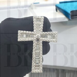 Moissanit diamantkorshänge: 925 sterlingsilver, 14K vitguldfinish