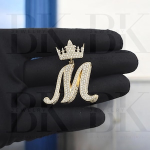 Colgante con letra inicial M, colgante con corona de moissanita VVS, letra personalizada, regalo de cumpleaños para él, fianza personalizada, plata 925, oro amarillo de 14 k