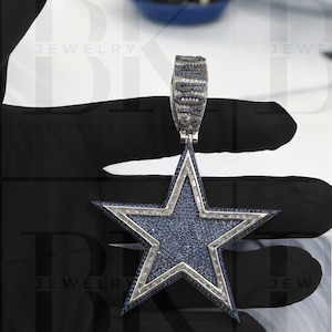Colgante de estrella de zafiro azul, colgante de letra personalizada para hombres, inicio de baguette, plata 925, estrella de hip hop, acabado en oro blanco de 14 k, regalo de cumpleaños para él