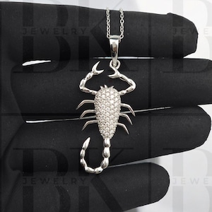 Colgante de escorpión de moissanita auténtica, colgante de plata de ley 925, colgante de escorpión de hip hop, regalo para él, colgante de rapero, acabado en oro blanco de 14 quilates