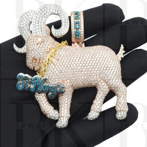 Colgante de cabra 3D para hombre, encanto de cabra de diamante moissanita real, colgante de cabra helado, carta personalizada, plata 925, acabado en oro rosa de 14 k, regalarle