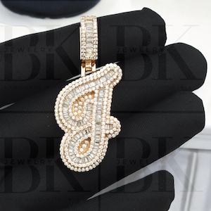 Colgante con inicial J de moissanita VVS con acabado helado, colgante de hip hop, letra cursiva personalizada, plata 925, regalo de cumpleaños para él, oro rosa de 14 k