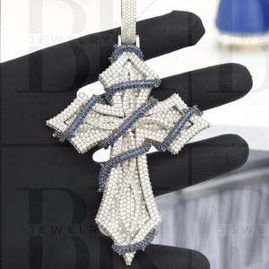 VVS Moissanite Iced Out Cross-hänge: 925 silver, 14k vitguldfinish