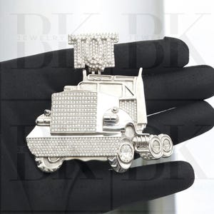 Colgante de camión 3D personalizado, joyería para hombre con moissanita VVS, cierre con letra, parte trasera maciza con grabado gratuito, acabado en oro blanco de 14 quilates, regalo para él