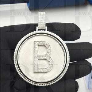 Colgante de círculo con letra de moissanita VVS, colgante de plata de ley 925 maciza, colgante de esmalte, letra inicial, regalo para él, acabado en oro blanco de 14 quilates