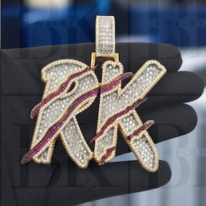 Colgante de 2 letras personalizado, colgante de diamante moissanita baguette VVS, colgante de fuente personalizada, colgante de hip hop para hombre, acabado en oro rosa de 14 k, regalo