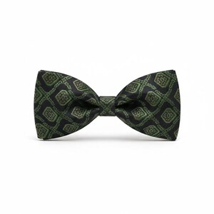 Il mistero del nero: un papillon sofisticatamente elegante e dai motivi raffinati.