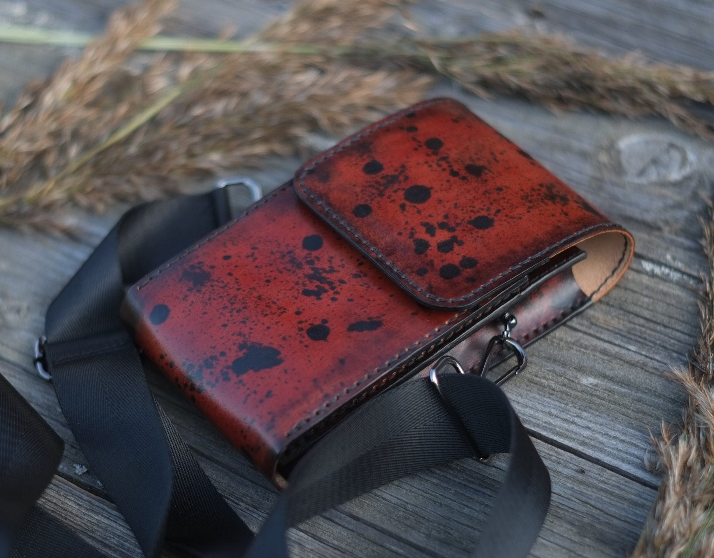 Bolso bandolera de cuero con correa ajustable, Teñido a mano con puntos llamativos, Bolso para teléfono móvil marrón rojizo, Bolso de hombro para Iphone o Samsung