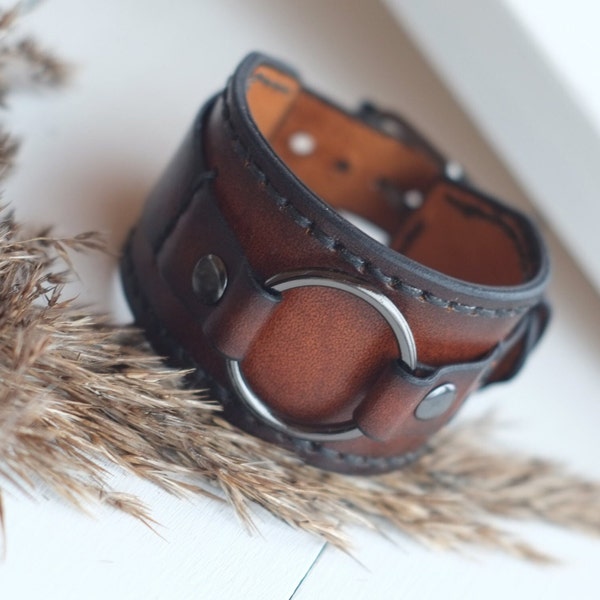 Brown leather bracelet, O-ring bracelet, Hand dyed leather cuff, Thick leather bracelet, Bracelet with Circle, Unisex bracelet