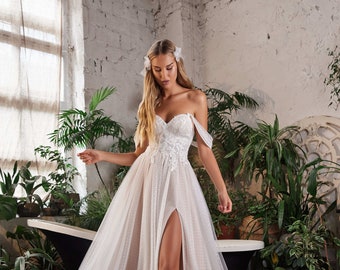 Robe de mariée bohème : Bustier en cœur, bretelles tombantes, jupe fluide en tulle plumetis aux teintes cappuccino et poudre