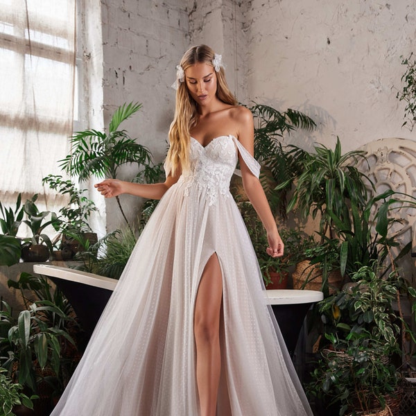 Robe de mariée bohème : Bustier en cœur, bretelles tombantes, jupe fluide en tulle plumetis aux teintes cappuccino et poudre