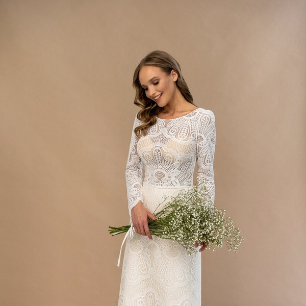 Sublime robe de mariée en macramé style bohème manches longues, dos nue fermé par des boutons