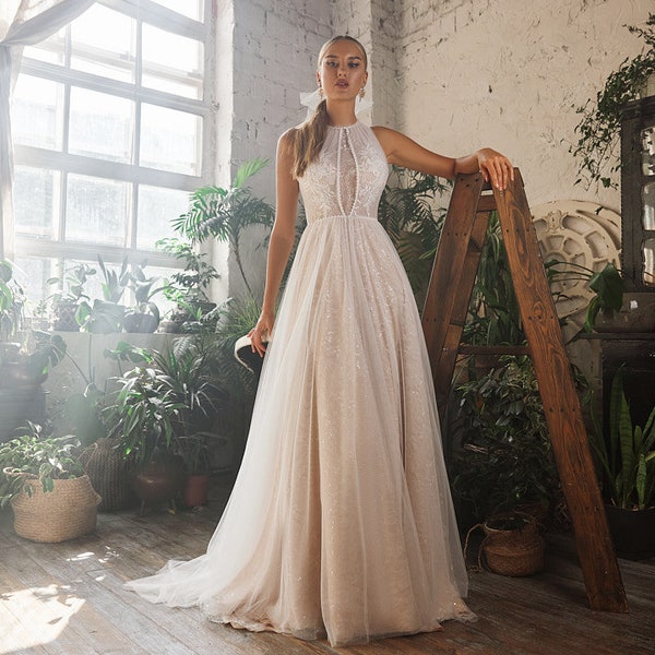 Robe de mariée au col américain, à la fois originale et sensuelle, confectionnée en tulle et dentelle