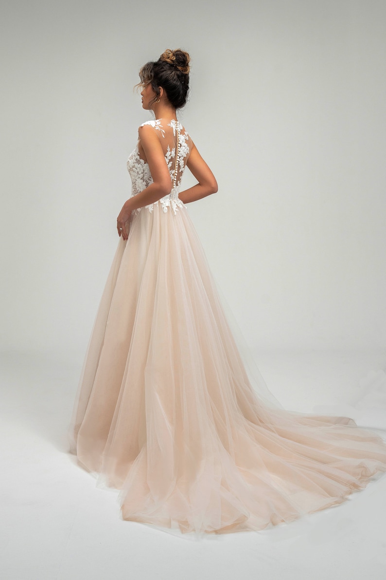 Robe de Mariée Style Bohème : Haut en Tulle et Dentelle, Jupe Fluide couleur Cappuccino pour une Élégance Bohème Inoubliable image 5