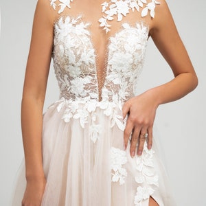 Robe de Mariée Style Bohème : Haut en Tulle et Dentelle, Jupe Fluide couleur Cappuccino pour une Élégance Bohème Inoubliable image 8