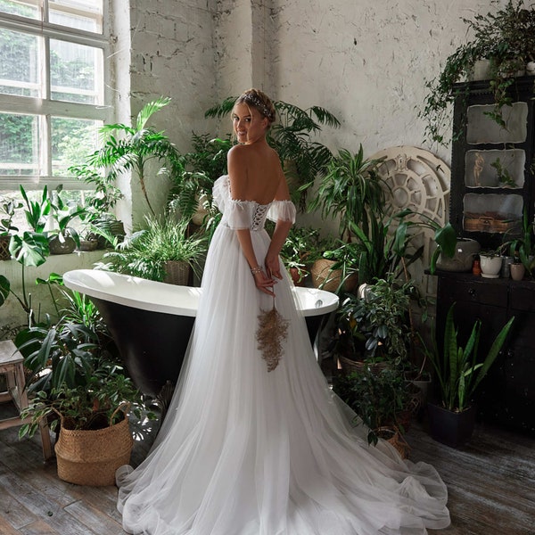 Robe de mariée pétillante style bohème manches tombantes et corset en dentelle 3D, avec une jupe en tulle plissé