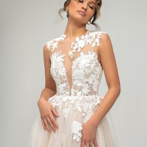 Robe de Mariée Style Bohème : Haut en Tulle et Dentelle, Jupe Fluide couleur Cappuccino pour une Élégance Bohème Inoubliable image 4