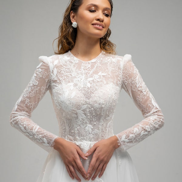 Robe de mariée  manches longue en dentelle, jupe évasé en tulle et satin fin