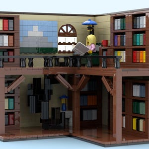 Puede incluir: Un modelo Lego de una biblioteca de dos pisos con estanterías llenas de libros coloridos. Una minifigura está leyendo en el segundo piso. El modelo tiene una escalera de caracol y una ventana con un diseño azul y blanco.