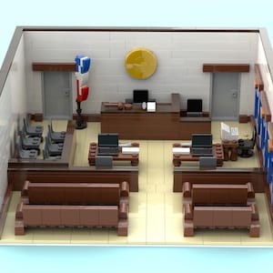 Peut inclure: Une maquette miniature de salle d'audience construite avec des briques de jouets. La scène comprend un banc de juge, une barre de témoin, des sièges pour le jury et le public, et un drapeau. Le modèle présente des éléments marron, blancs et gris, avec des ordinateurs portables et un maillet.