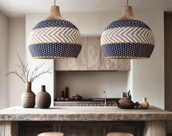 Siera symmetrische rotan hanglamp voor kust, boerderij, moderne organische, rustieke, Boho Home Decor. Ambachtelijk gemaakte rieten lampenkap