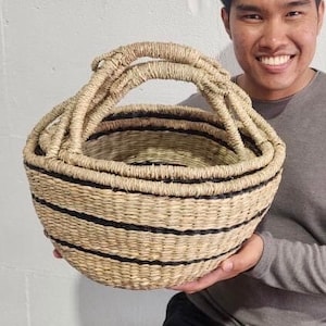 ブラック ストライプ ピクニック ボルガ バスケット。時代を超えた持続可能なボルガ オーガナイザー。高級シーグラス バスケット。