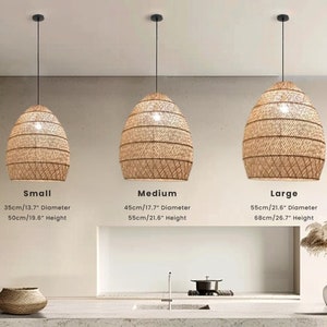 Op de afbeelding: Drie geweven hanglampen in een keukenomgeving. De lampen zijn verkrijgbaar in drie maten: klein (35 cm diameter, 50 cm hoogte), middel (45 cm diameter, 55 cm hoogte) en groot (55 cm diameter, 68 cm hoogte).