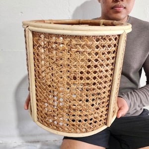 Panier à plantes en bambou. Panier cylindrique en bambou, organisateur artisanal. Support pour plante respectueux de l'environnement. Support pour plantes d'intérieur et d'extérieur.