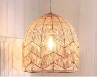 Lampe suspendue en rotin durable tissée à la main et respectueuse de l'environnement par des artisans. Artisanat traditionnel. Ferme Boho Rustique Scandi Home Decor