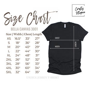 Pu&ograve; includere: Tabella delle taglie per t-shirt unisex in jersey Bella Canvas 3001. La tabella mostra le misure in pollici per le taglie XS, S, M, L, XL, 2XL, 3XL, 4XL e 5XL. Le misure includono larghezza, petto e lunghezza.