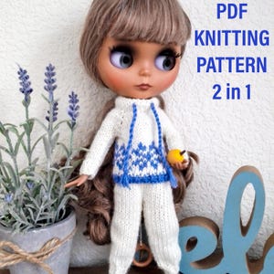 Può includere: Modello di maglia PDF per un set di maglione e pantaloni bianchi con motivo geometrico blu e bianco. Il modello è per una bambola, e l'immagine mostra una bambola che indossa l'abito di maglia finito. Il testo "PDF Knitting Pattern 2 in 1" è visibile nell'immagine.