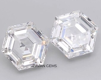 Könnte beinhalten: Zwei Diamanten im Asscher-Schliff, jeweils quadratisch und mit abgestuften Facetten, werden vor einem hellen Hintergrund gezeigt. Die Diamanten sind klar und reflektieren das Licht, wodurch ihre Brillanz hervorgehoben wird. Das Bild enthält den Text "PAVAN GEMS".