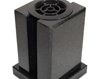 Granitvas för gravsten. Dekoration för graven. Blomvas för utomhusbruk.