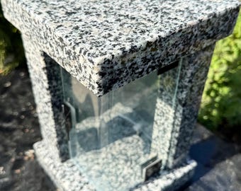 Granit minneslykta, Minnesljusstake, Gravstensljusstake, Minnesmärke, Kyrkogårdsdekor, Religiös dekor, Granitljusstake