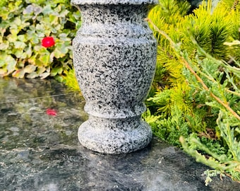 Gravstensvas. Blomvas i granit. Dekoration för gravar. Gravdekor.