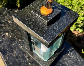 Granit minneslykta, Minnesljusstake, Gravstensljusstake, Minnesmärke, Kyrkogårdsdekor, Religiös dekor, Granitljusstake