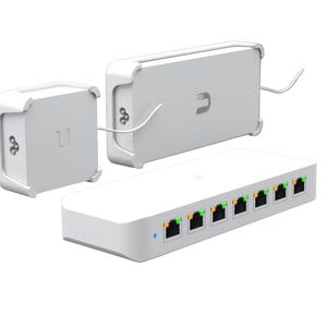 Op de afbeelding: Witte UniFi-netwerkswitch met zes ethernetpoorten en twee witte wandbevestigde access points.
