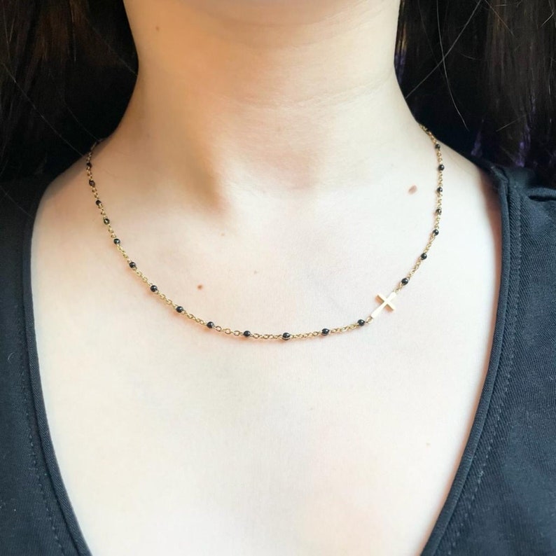 Collier Croix Rosaire en Acier Inoxydable et Perles de Couleurs pour Femme porté
